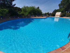 una grande piscina con acqua blu di Toscana Holiday Village a Montopoli in Val dʼArno