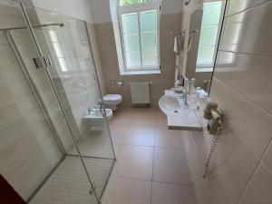 Koupelna v ubytování Hotel Reza
