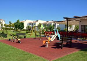 Herní místnost nebo prostor pro děti v ubytování Relax, playa, golf...!! Ático de lujo, 130 m2, WIFI, urbanización privada...