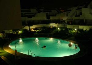 Bazén v ubytování Relax, playa, golf...!! Ático de lujo, 130 m2, WIFI, urbanización privada... nebo v jeho okolí