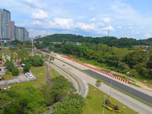 una autopista con una larga línea de rojo y blanco en DG HomestayMuslim Putrajaya - Near Alamanda, en Putrajaya