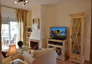 TV a/nebo společenská místnost v ubytování Relax, playa, golf...!! Ático de lujo, 130 m2, WIFI, urbanización privada...