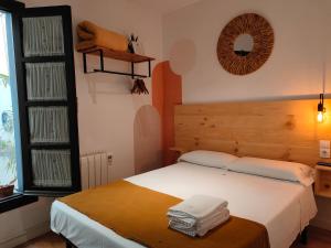 Postel nebo postele na pokoji v ubytování La Piquera Hostal