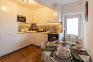 uma cozinha com uma mesa com pratos e copos em Mougins Collection - Maisonnette Authentique - Vieux Village de Mougins em Mougins