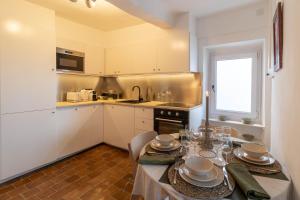 Kuchyňa alebo kuchynka v ubytovaní Mougins Collection - Maisonnette Authentique - Vieux Village de Mougins