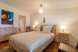 Posteľ alebo postele v izbe v ubytovaní Mougins Collection - Maisonnette Authentique - Vieux Village de Mougins