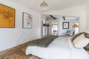 um quarto com uma grande cama branca num quarto em Mougins Collection - Maisonnette Authentique - Vieux Village de Mougins em Mougins