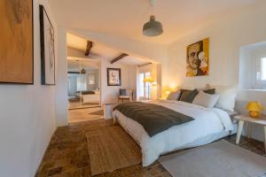 um quarto com uma cama grande e um corredor em Mougins Collection - Maisonnette Authentique - Vieux Village de Mougins em Mougins