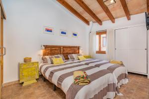 1 Schlafzimmer mit 2 großen Betten in einem Zimmer in der Unterkunft La Sastrería in Pollença