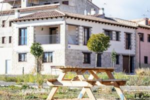 CASA GALEX في Sarrión: طاولة نزهة خشبية أمام المبنى