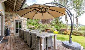 einen Tisch mit einem großen Sonnenschirm auf einer Terrasse in der Unterkunft Côté Malmedy in Malmedy + 61 Fotos