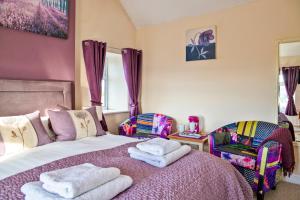 1 dormitorio con 1 cama con toallas en Moorland View Farm B&B, en Oakamoor