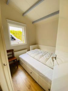 Ein Bett oder Betten in einem Zimmer der Unterkunft Vakantiehuis Robbenoort 18