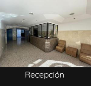 pokój z 2 krzesłami i kanapą w budynku w obiekcie Yánez Sweet Apartment 312 Playa delInglés Maspalomas w mieście Playa del Ingles +23 zdjęcia