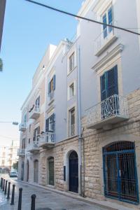 un edificio bianco con balconi su strada di Sotrani a Trani