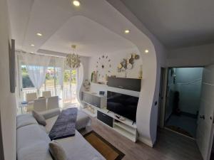 TV a/nebo společenská místnost v ubytování Luxury Beach House with Terrace San Juan Alicante