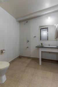 bagno con servizi igienici, lavandino e specchio di Cuba Patnem a Patnem