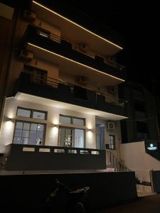 een gebouw verlicht in de nacht met lichten bij Charm Hotel, Hersonissos in Chersonissos