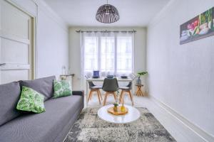 a living room with a couch and a table at My Cosy Home 1 in Vitry-sur-Seine