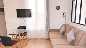 een woonkamer met een bank en een glazen tafel bij Centre Cannes, Appartement 301, 1 room By Palmazur in Cannes