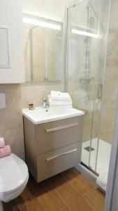 een badkamer met een douche, een wastafel en een toilet bij Centre Cannes, Appartement 301, 1 room By Palmazur in Cannes