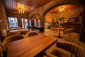 un restaurante con mesas y sillas de madera en AHISKA PALAS OTEL, en Kars