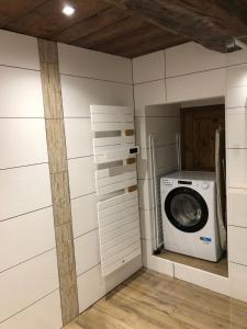 pralnię z pralką i pralką w obiekcie Chalet 3 Céline 6 personnes Vieux Village w mieście Bonneval-sur-Arc +15 zdjęć