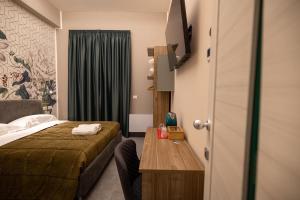 um quarto de hotel com uma cama e uma mesa de madeira em Brettia Guest Rooms em Cosenza