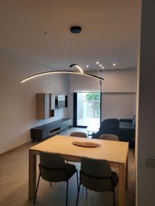 a dining table and chairs in a living room at ROMERO APARTMENTS SUNSET CLIFFS BENIDORM in Benidorm
