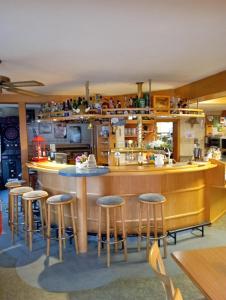 una cucina con bancone e alcuni sgabelli di Gasthof Müller a Winterberg