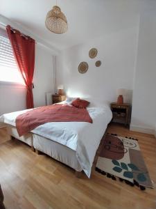 een slaapkamer met een groot bed en een rode deken bij Le François 1er : Au cœur de la ville, côté mer in Le Havre