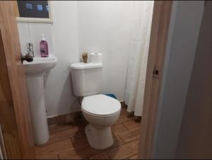 ein Badezimmer mit einem weißen WC und einem Waschbecken in der Unterkunft Arriendo mini departamento en Coquimbo in Coquimbo