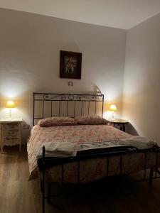 a bedroom with a bed and two nightstands and two lamps at Flamignano relax e natura in Tossicia