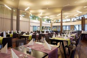 een eetkamer met tafels en stoelen in een gebouw bij Terme Tuhelj Hotel Well in Tuheljske Toplice