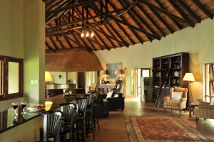 Posezení v ubytování Black Rhino Game Lodge