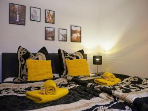 2 Betten mit gelben Handtüchern darüber in der Unterkunft "HOGULU" Brandenurg Neustadt, Balkon, Küche, Wassernähe in Brandenburg an der Havel