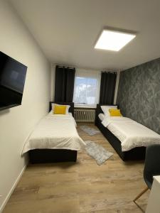 Zimmer mit 2 Betten und einem Flachbild-TV in der Unterkunft Apartment 33 in Bad Hönningen
