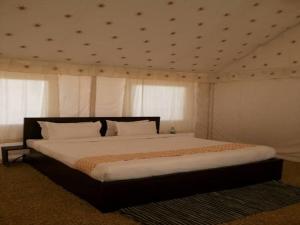 Un pat sau paturi într-o cameră la Savi Camps Jaisalmer