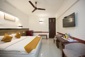Una habitación de hotel con una cama y un televisor de pantalla plana. en Nettoor Pavilion, en kumbalam 3 fotos más