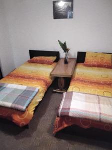 dos camas sentadas una al lado de la otra en una habitación en camera cu baie, en Timisoara
