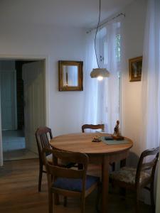 jadalnia z drewnianym stołem i krzesłami w obiekcie Landlust Unser L ieblingscafe w mieście Xanten