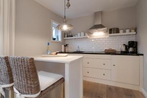 a kitchen with a white counter and a sink at von-Deska-Countryhouses-Offiziers-Apartment in Nieblum