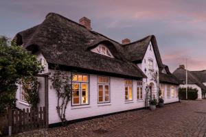 ニーブルムにあるvon-Deska-Countryhouses-Offiziers-Apartmentの黒屋根白屋根