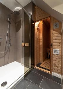 a shower with a glass door in a bathroom at von-Deska-Countryhouses-Kapitaens-Fluegel in Nieblum