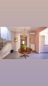 une salle à manger avec une table et un lustre dans l'établissement Dimora San Gregorio Luxury Rooms, à Palerme