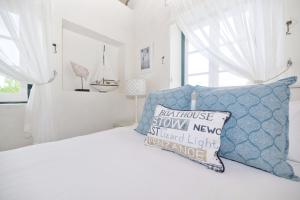 Gallery image of Zuidste Huisie Fisherman's Cottage in Struisbaai +42 photos