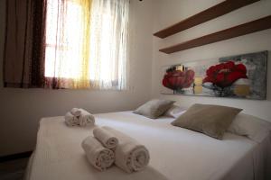 ファヴィニャーナにあるEsperanto Suite&Poolのベッドルーム1室(ベッド2台、タオル付)