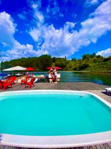 Hồ bơi trong/gần Finca Santa Monica Guatape