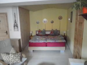 ein Schlafzimmer mit einem großen Bett in einem Zimmer in der Unterkunft Apartment Regina in Laucha