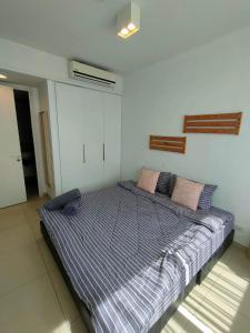 เตียงในห้องที่ unixx seaview